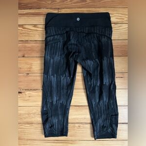 Lululemon Run: Top Speed Crop Leggings in Black/Gray Pattern Size 4